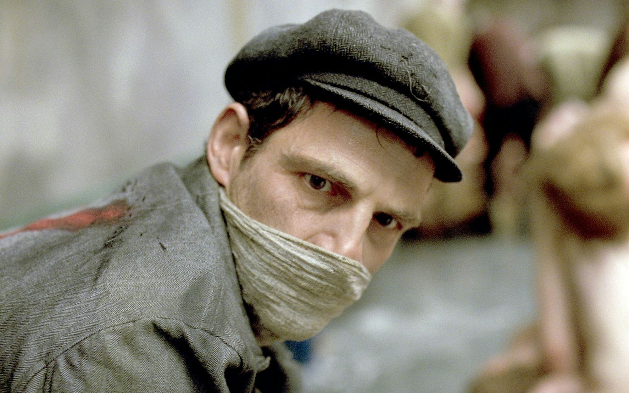 „Son of Saul“ ist ein Film aus der Hölle. Das Filmteam um Regisseur László Nemes schaffte es, die Situation von 1944 erstaunlich wirklichkeitsnah nachzustellen. (Bild: ARTE / Lakoon Filmgroup / Magyar Nemzeti Filmalap)