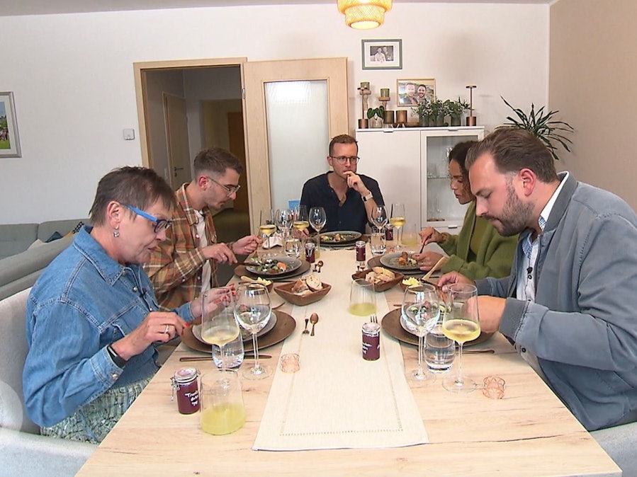 Zum Auftakt in Aachen trifft sich die „Dinner“-Runde bei Basti (Mitte). (Bild: RTL)