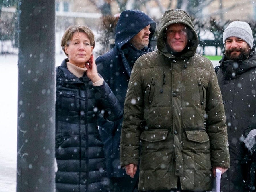 Christina Block und weitere Personen im Schneefall