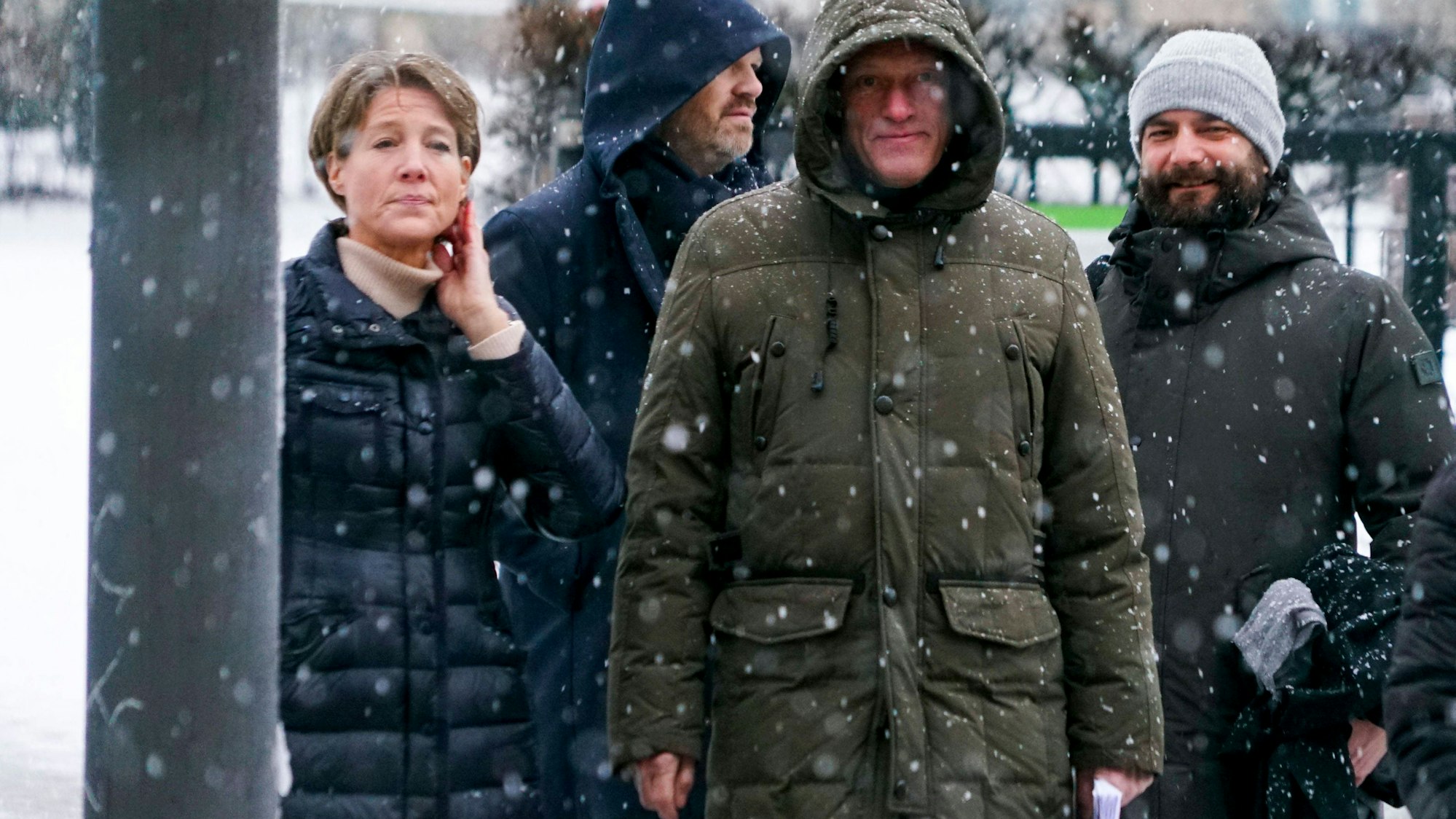 Christina Block und weitere Personen im Schneefall