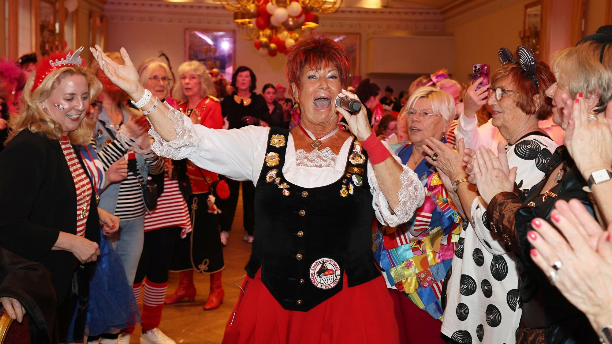 Marita Köllner singt beim Auftritt in der Wolkenburg.