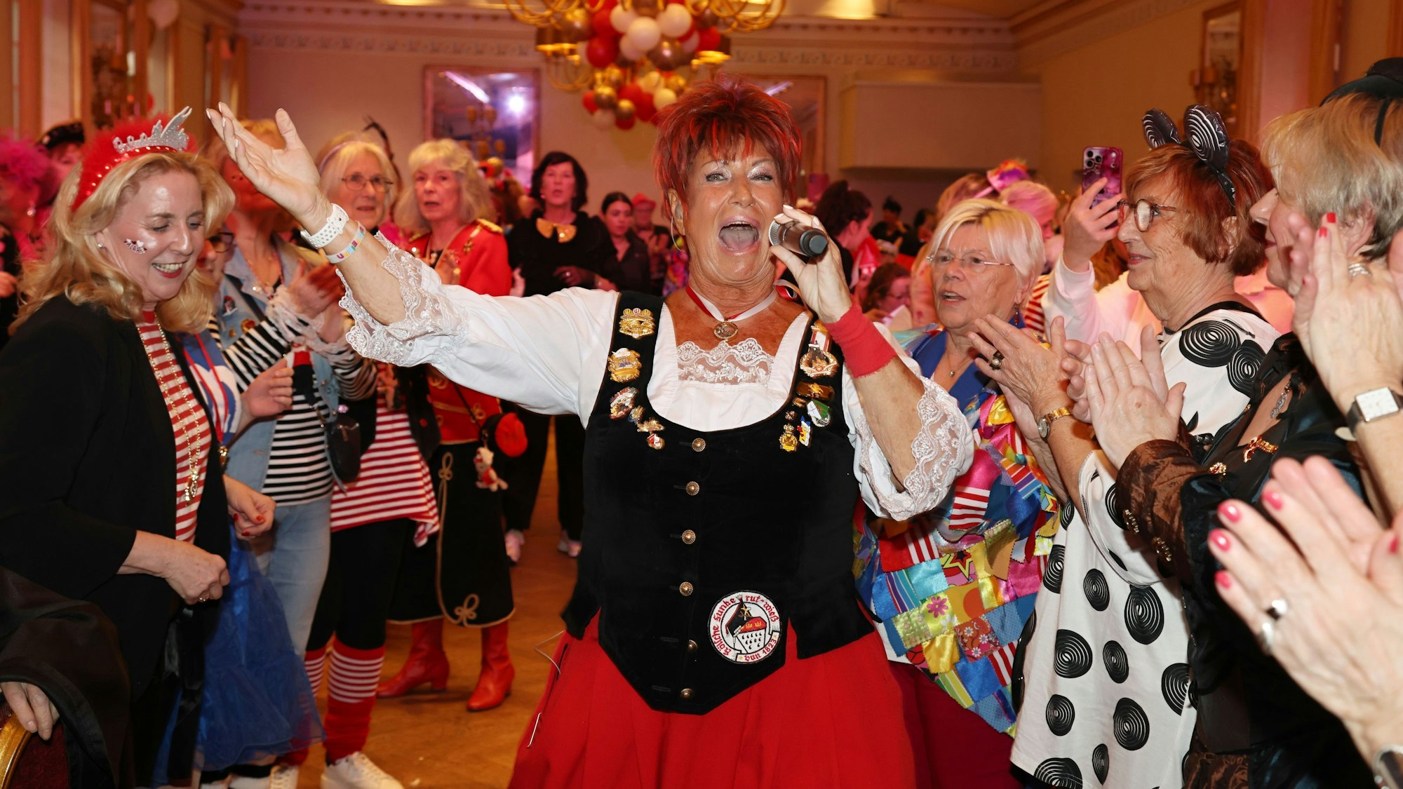 Marita Köllner singt beim Auftritt in der Wolkenburg.