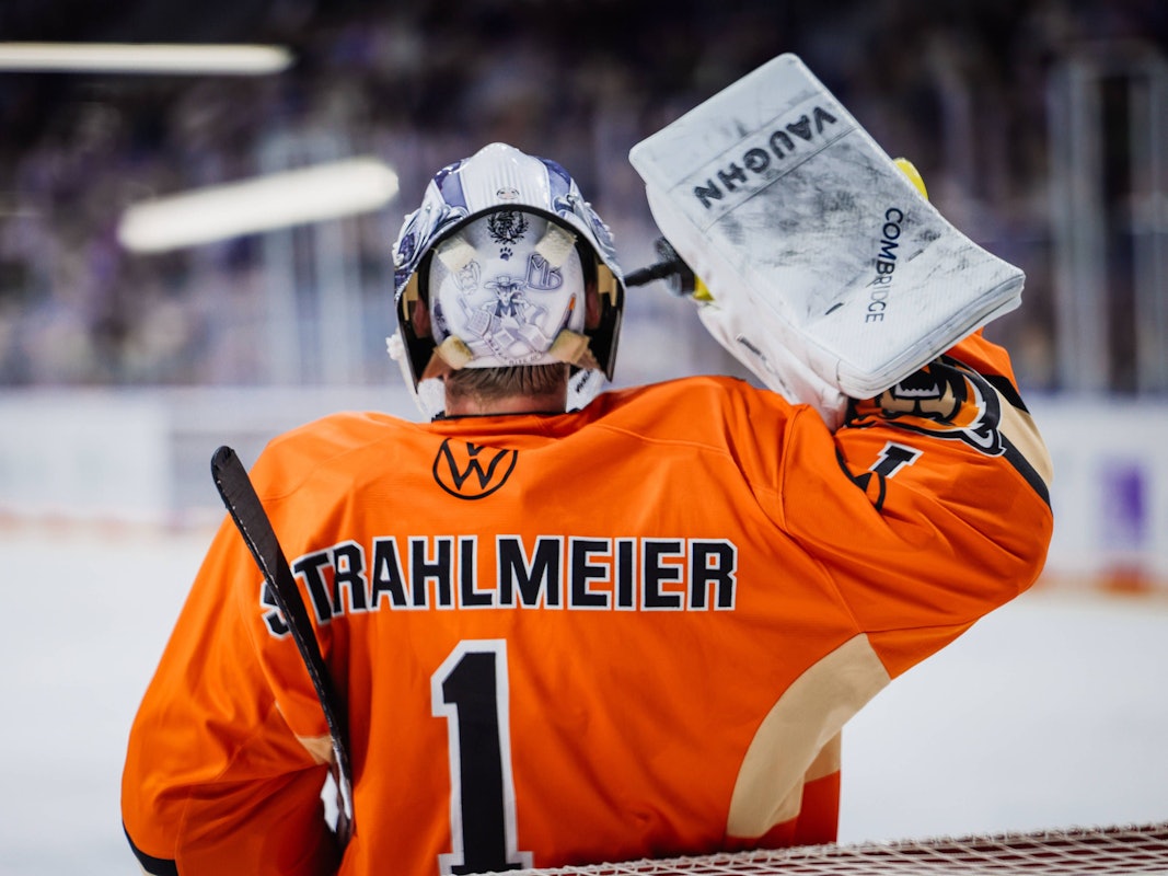 Jubel bei Wolfsburg-Torhüter Dustin Strahlmeier in der DEL.