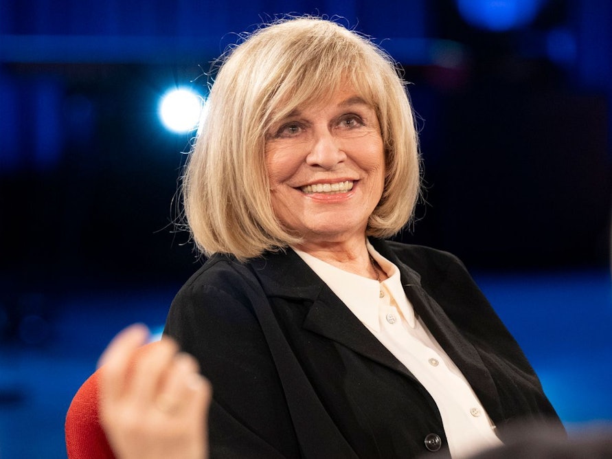 Rentnerin? Ja. Aber: „Ich bin noch nicht tot.“ Schlager-Legende Mary Roos sprach im „Kölner Treff“ sehr offen und launig über das Thema Tod. (Bild: WDR/Melanie Grande)