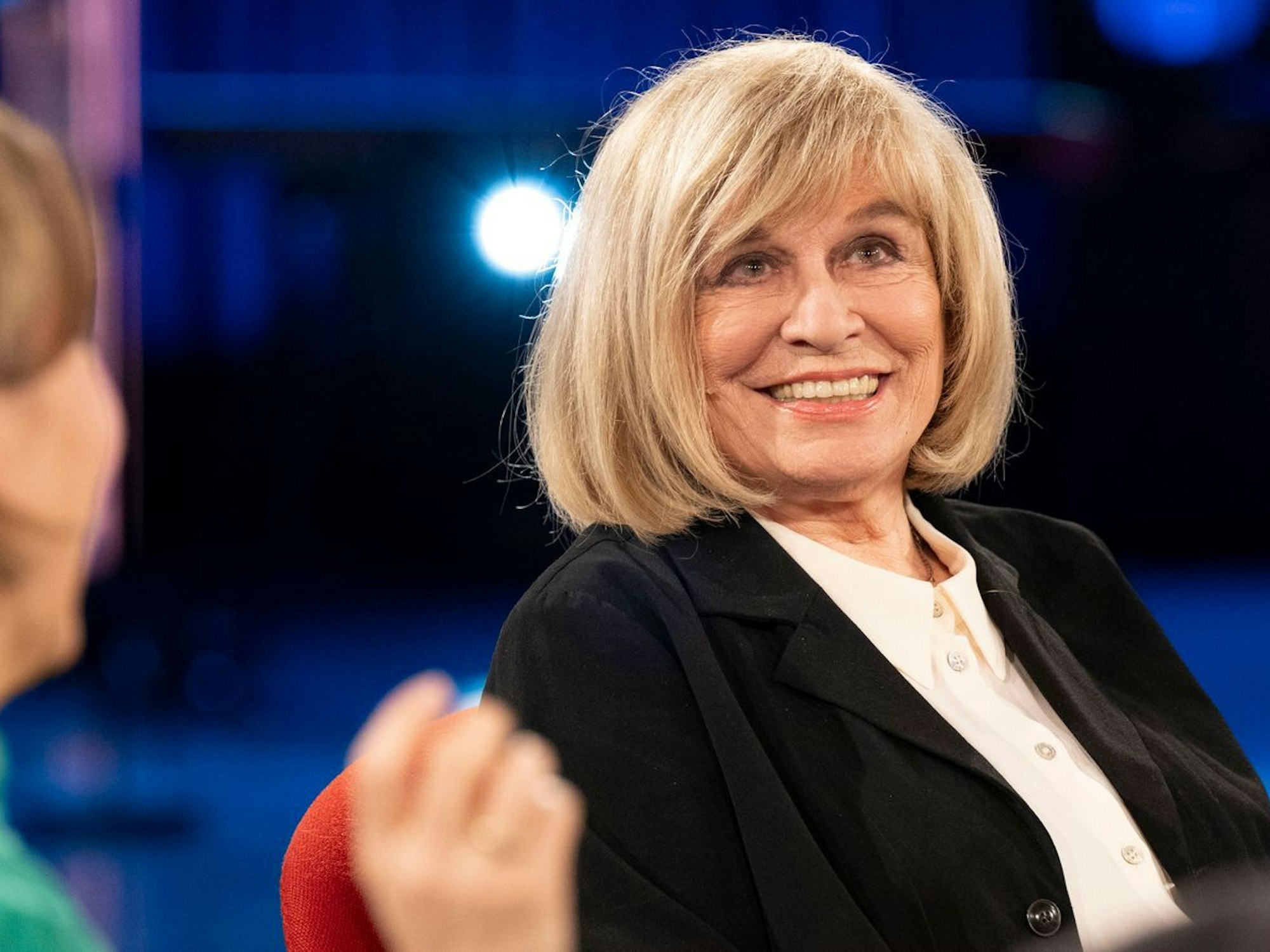 Rentnerin? Ja. Aber: „Ich bin noch nicht tot.“ Schlager-Legende Mary Roos sprach im „Kölner Treff“ sehr offen und launig über das Thema Tod. (Bild: WDR/Melanie Grande)