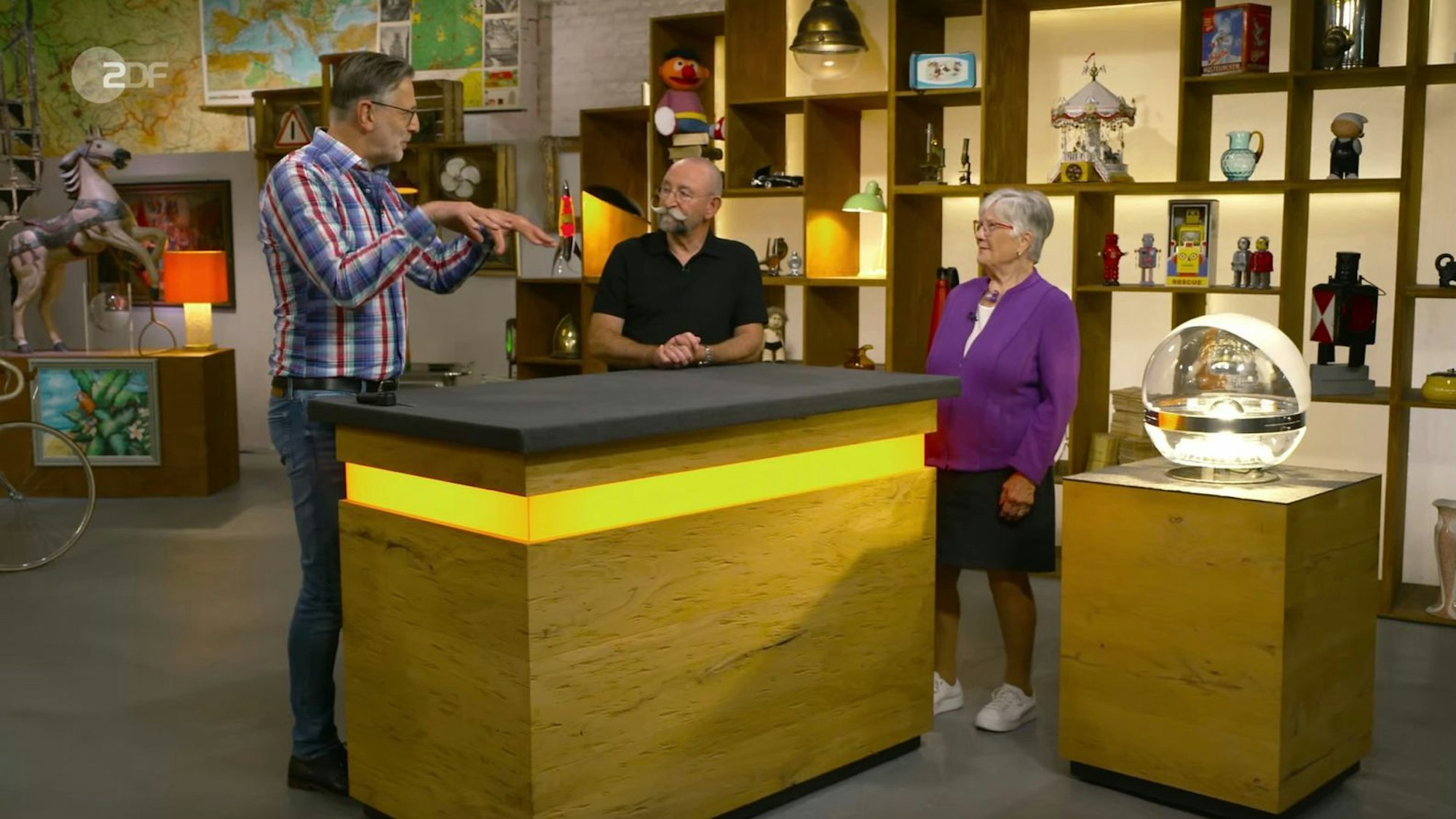 Vorbild für das Lampen-Desing waren Stalagmiten, wie Detlev Kümmel (links) Horst Lichter und der Verkäuferin erklärte. (Bild: ZDF)