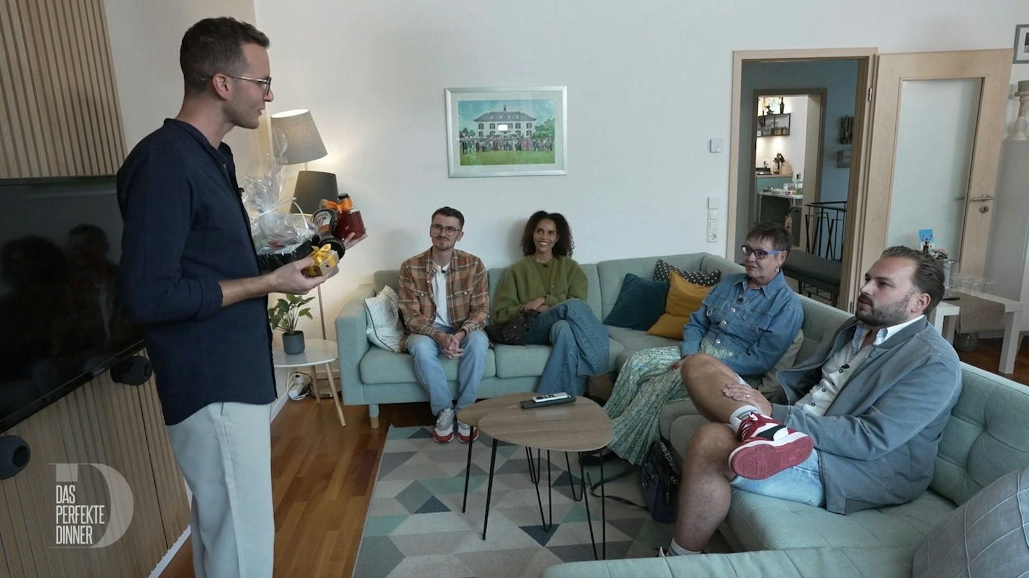 Gemütliche Runde bei Basti (29): Die Gourmets aus Aachen lernen sich kennen. (Bild: RTL)