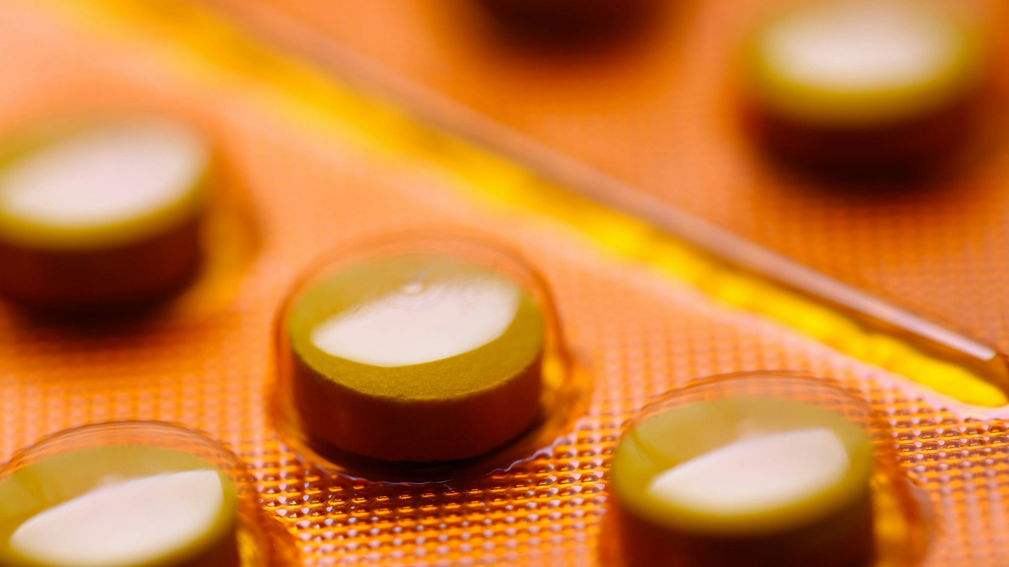 Nahaufnahme von Tabletten in orangefarbener Blisterpackung