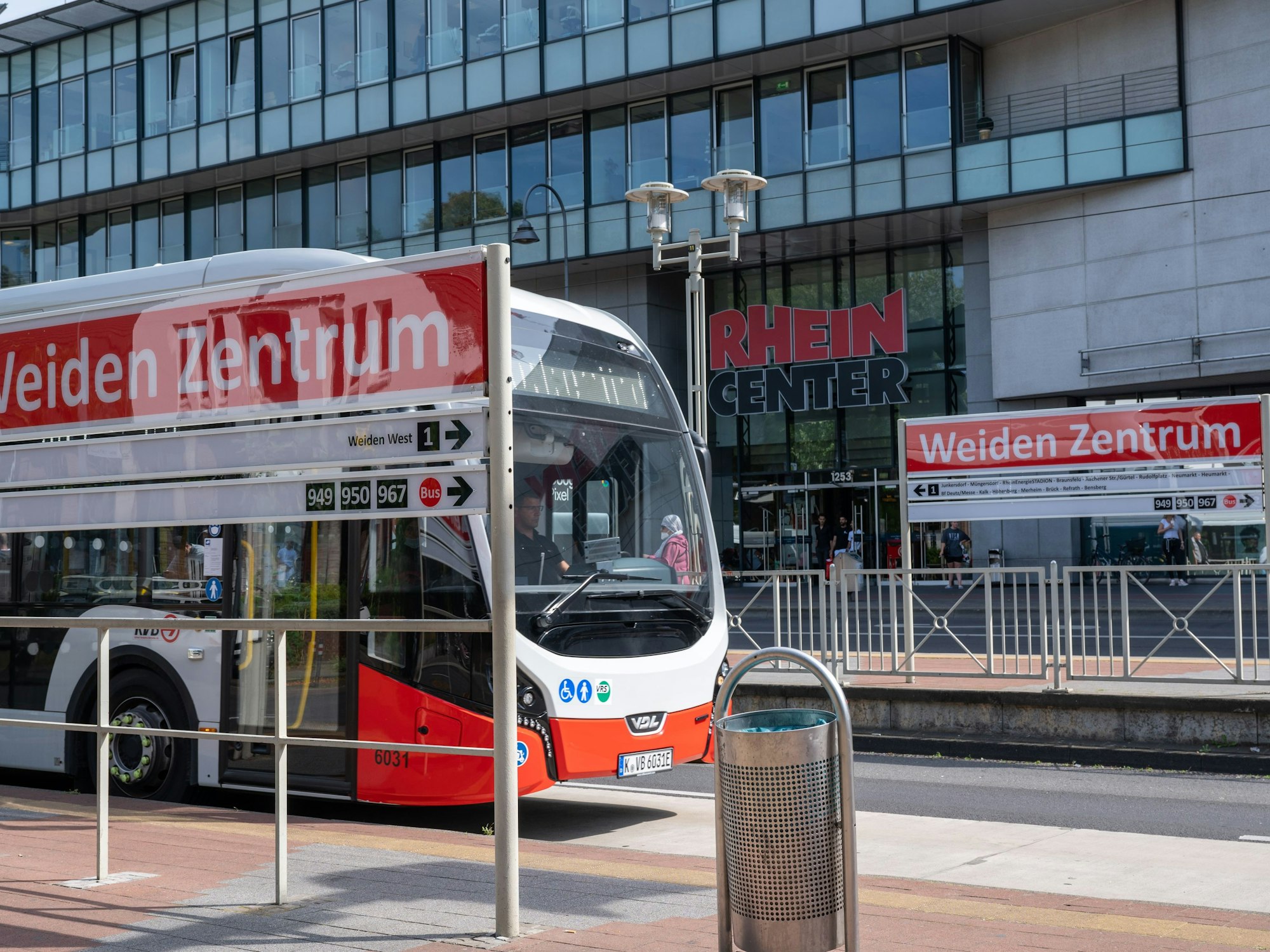 Brutaler Überfall in Köln-Weiden. In Höhe des Rhein-Centers haben zwei junge Männer einen 22-jährigen Kölner attackiert und mit Messerstichen schwer verletzt. (Symbolfoto)