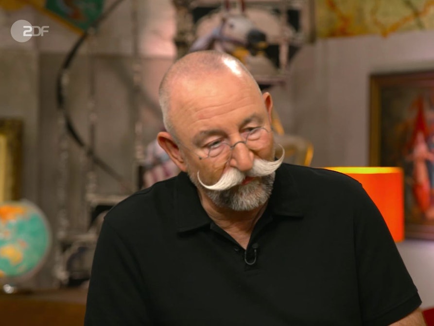 „Bares für Rares“-Moderator Horst Lichter gefiel die Lampe, die in den 70er-Jahren gekauft wurde. (Bild: ZDF)