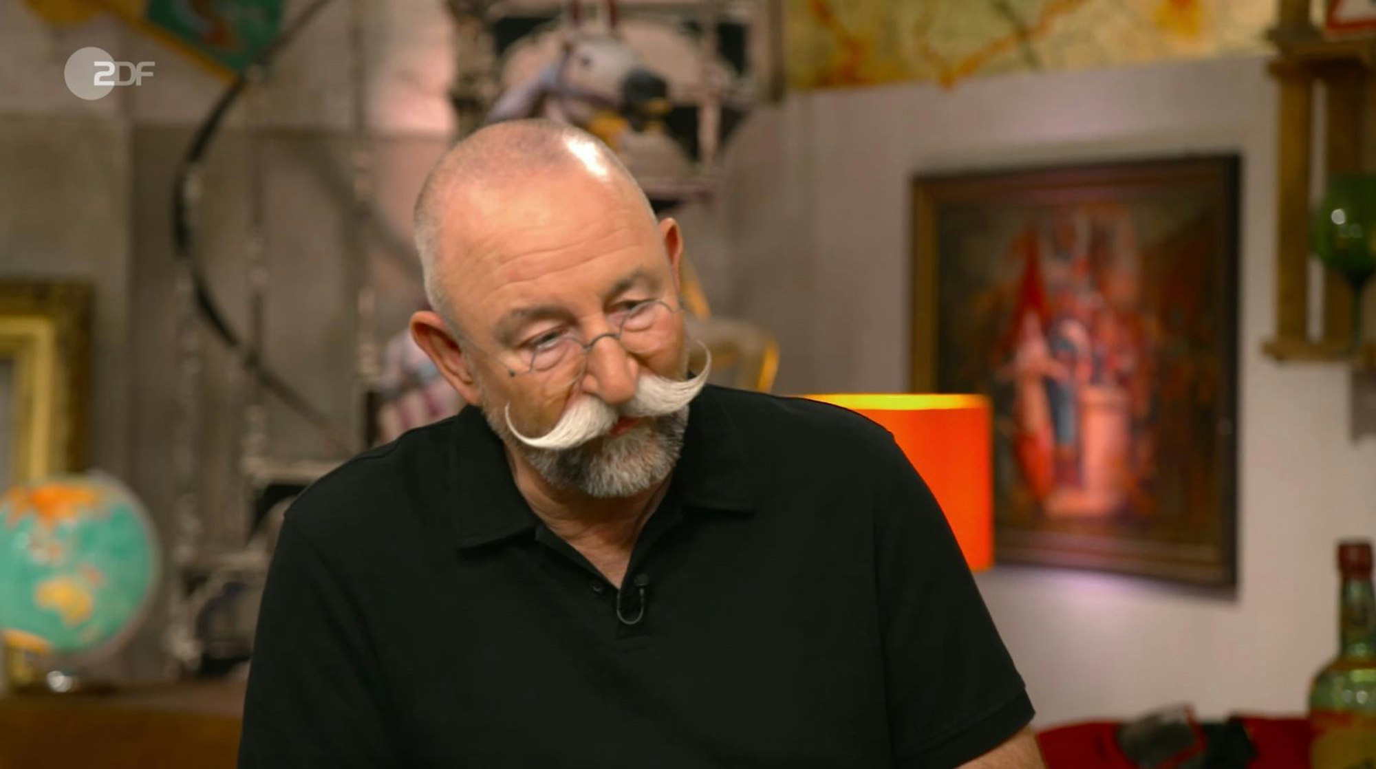 „Bares für Rares“-Moderator Horst Lichter gefiel die Lampe, die in den 70er-Jahren gekauft wurde. (Bild: ZDF)