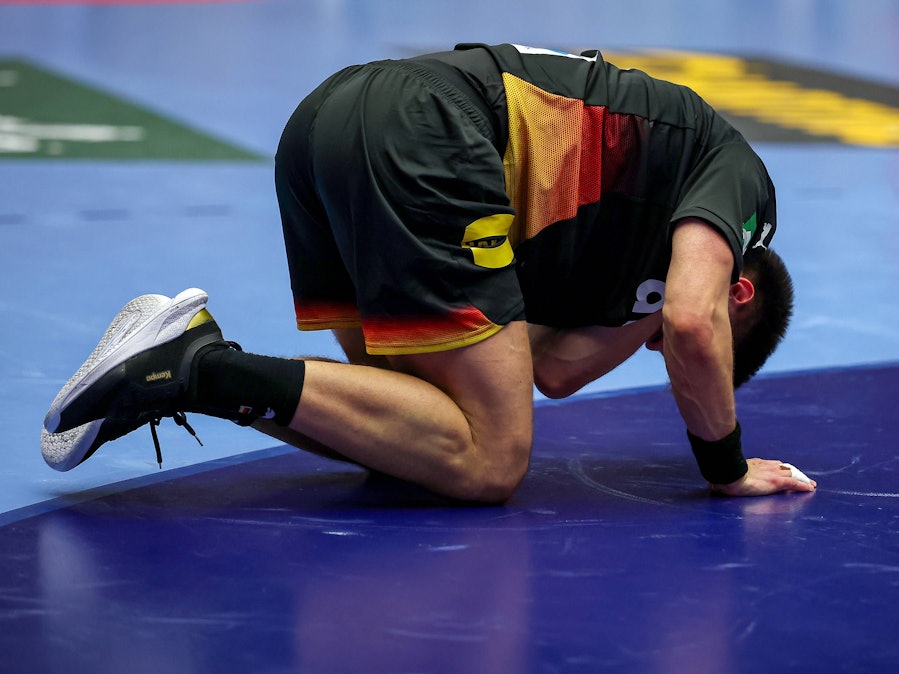 Renars Uscins kniet enttäuscht auf dem Handballfeld