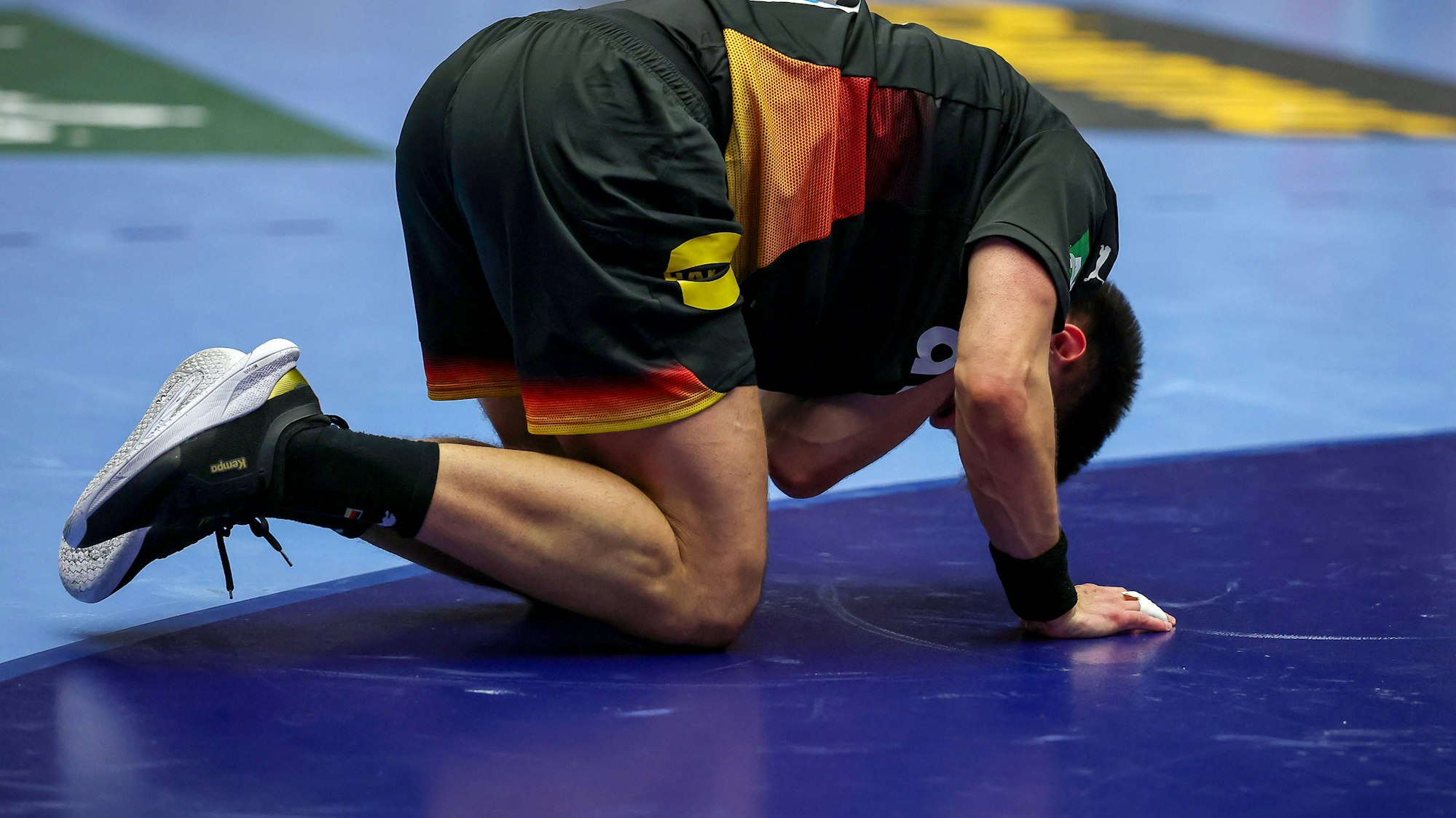Renars Uscins kniet enttäuscht auf dem Handballfeld