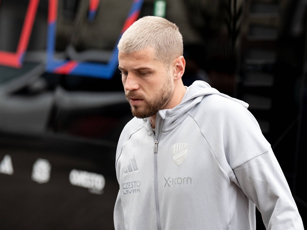 Imad Rondic vor einem Spiel in Trainingsklamotten.