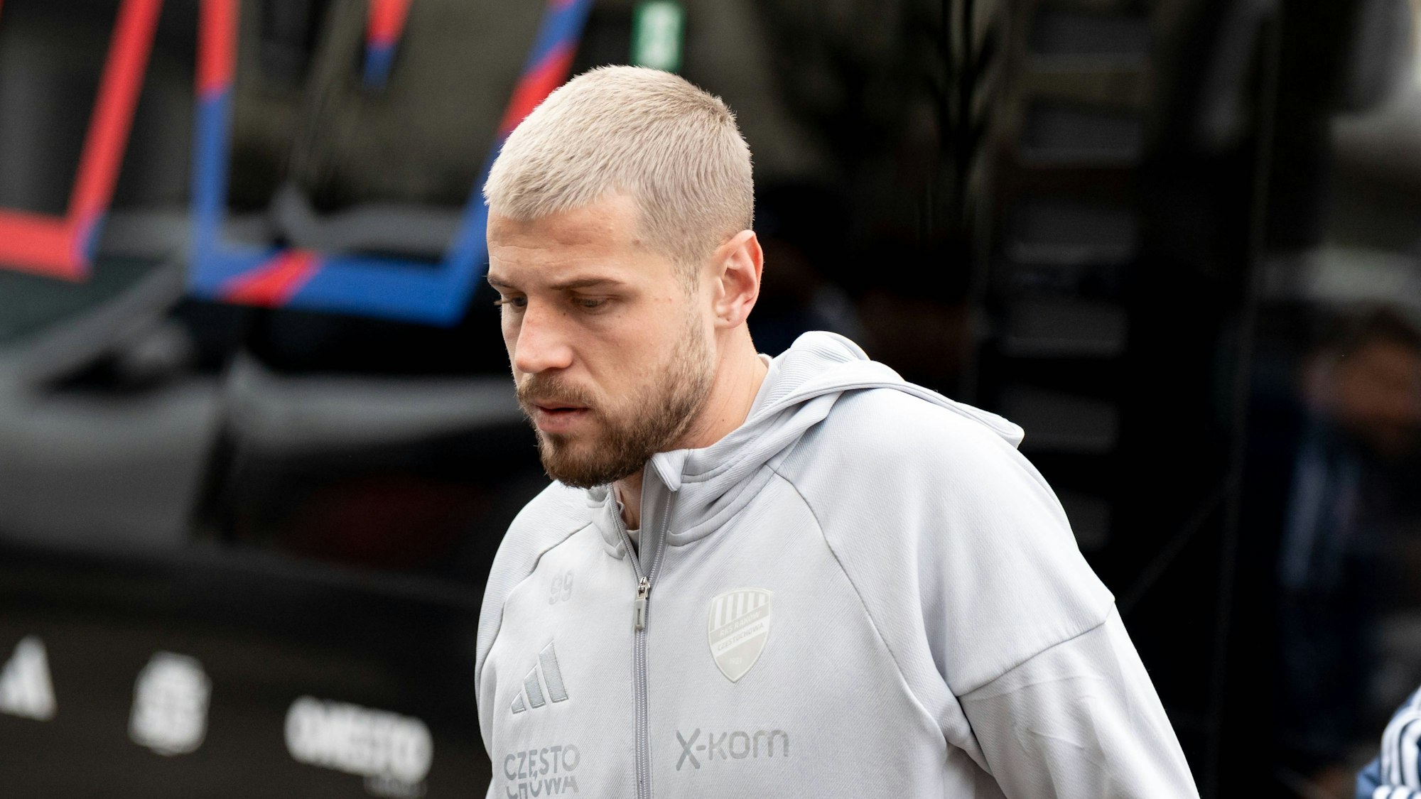 Imad Rondic vor einem Spiel in Trainingsklamotten.