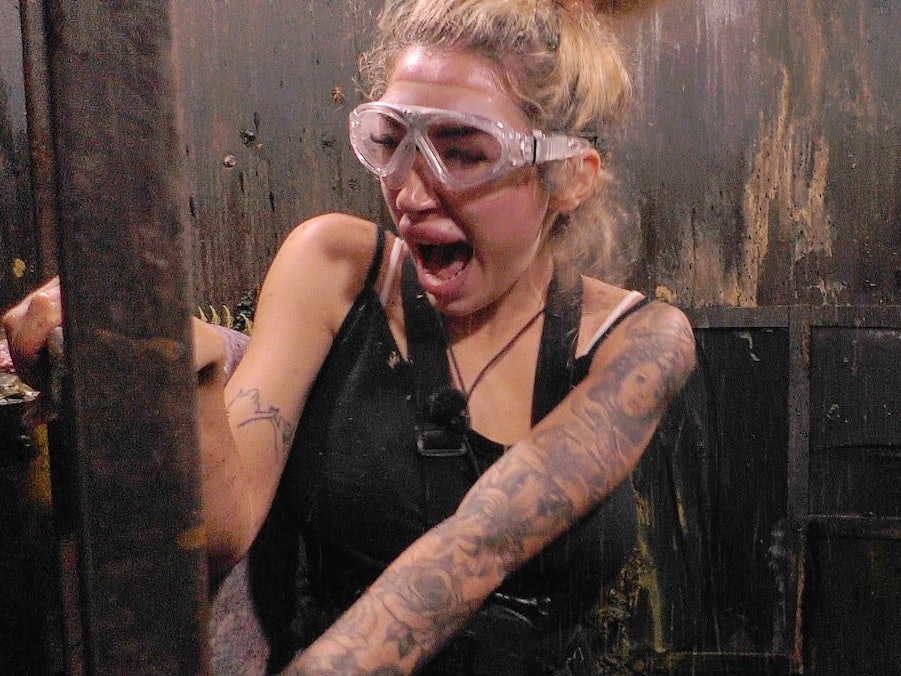 Ariel fällt im RTL-Dschungelcamp durch viel Schreierei auf.