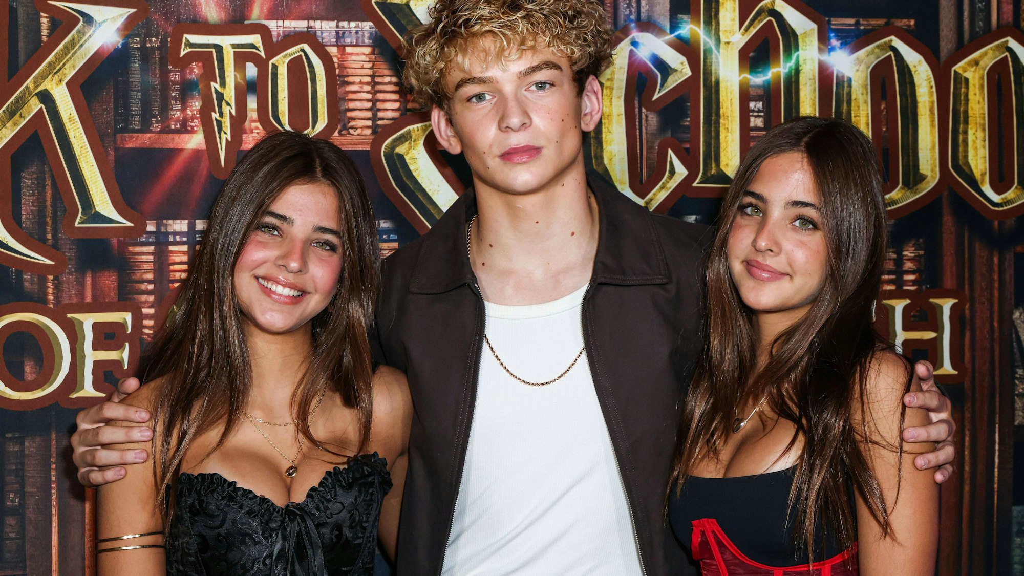 Die „Clements Twins“ im Jahr 2025: Leah Rose und Ava Marie zusammen mit Kaido Lee Roberts.