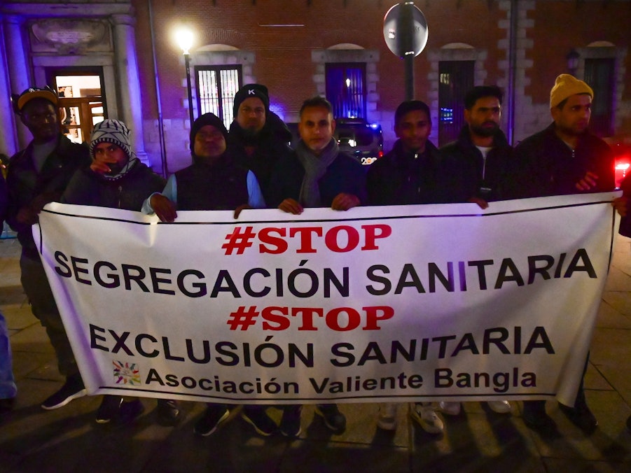 Eine Gruppe von Menschen hält ein Transparent