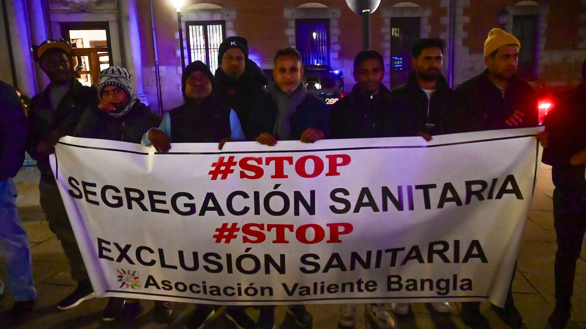 Eine Gruppe von Menschen hält ein Transparent