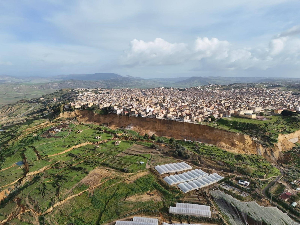 Ein Blick auf die Kleinstadt Niscemi auf der italienischen Insel Sizilien.