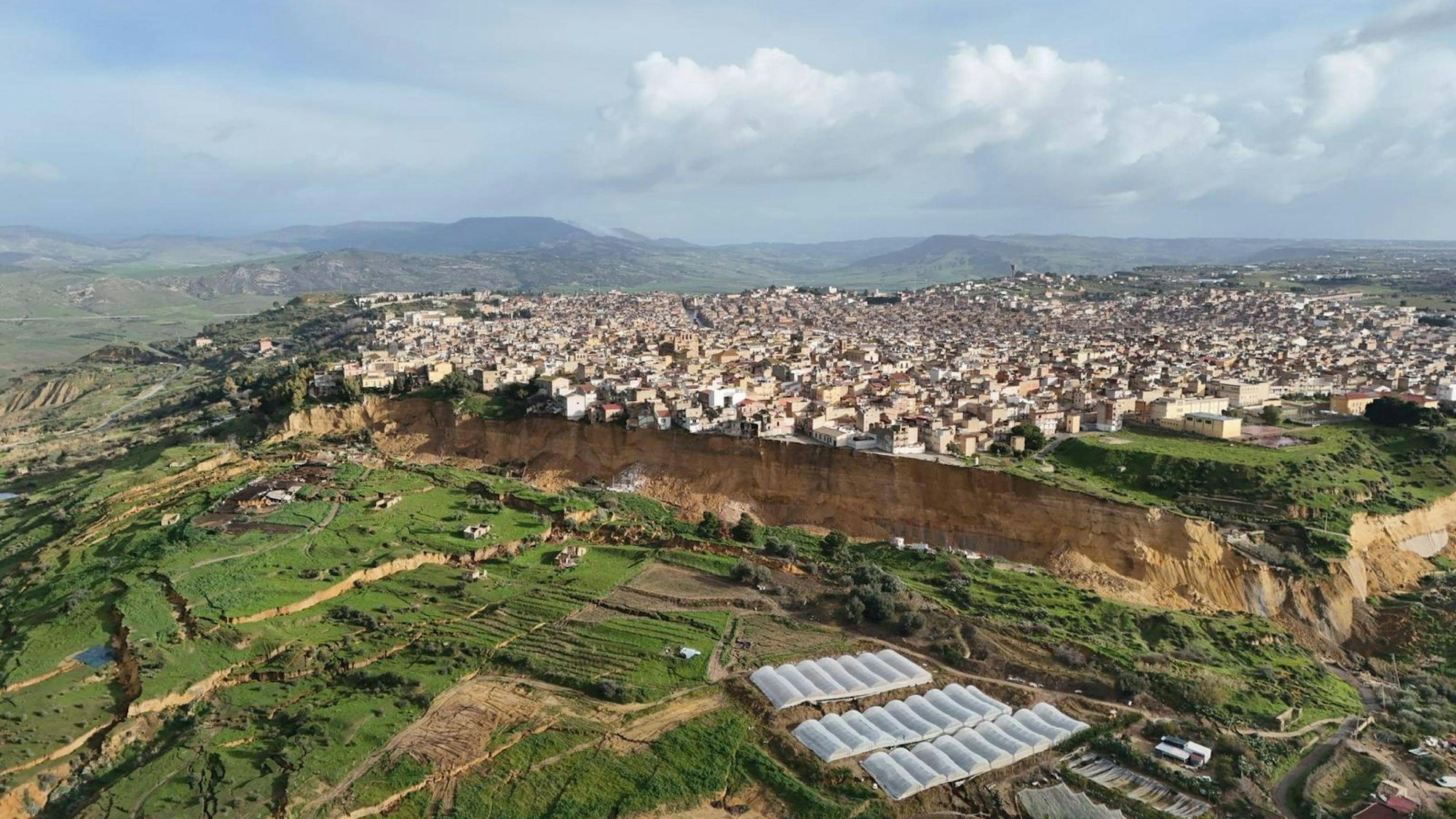 Ein Blick auf die Kleinstadt Niscemi auf der italienischen Insel Sizilien.