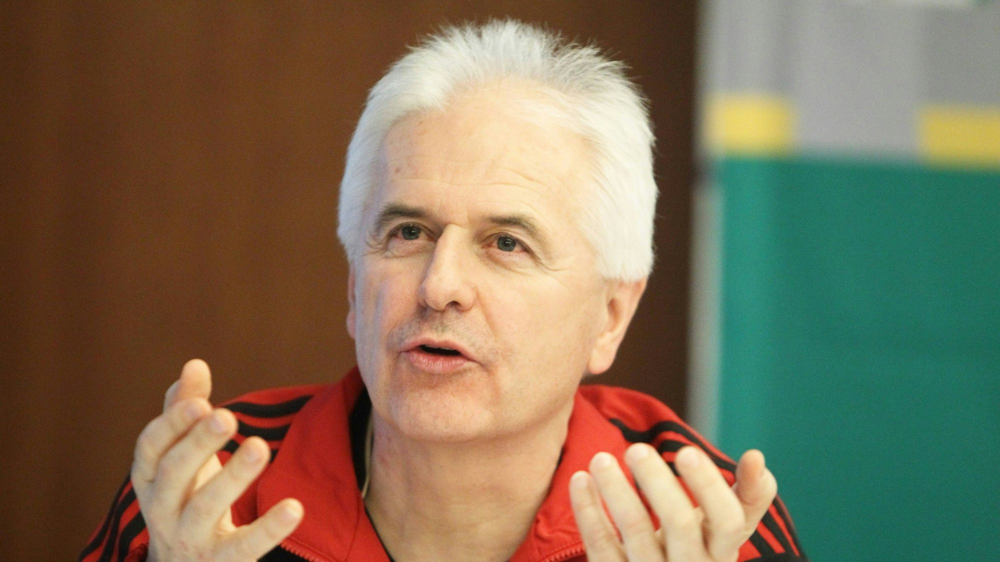 Eugen Strigel spricht bei einer Schiedsrichter-Tagung.