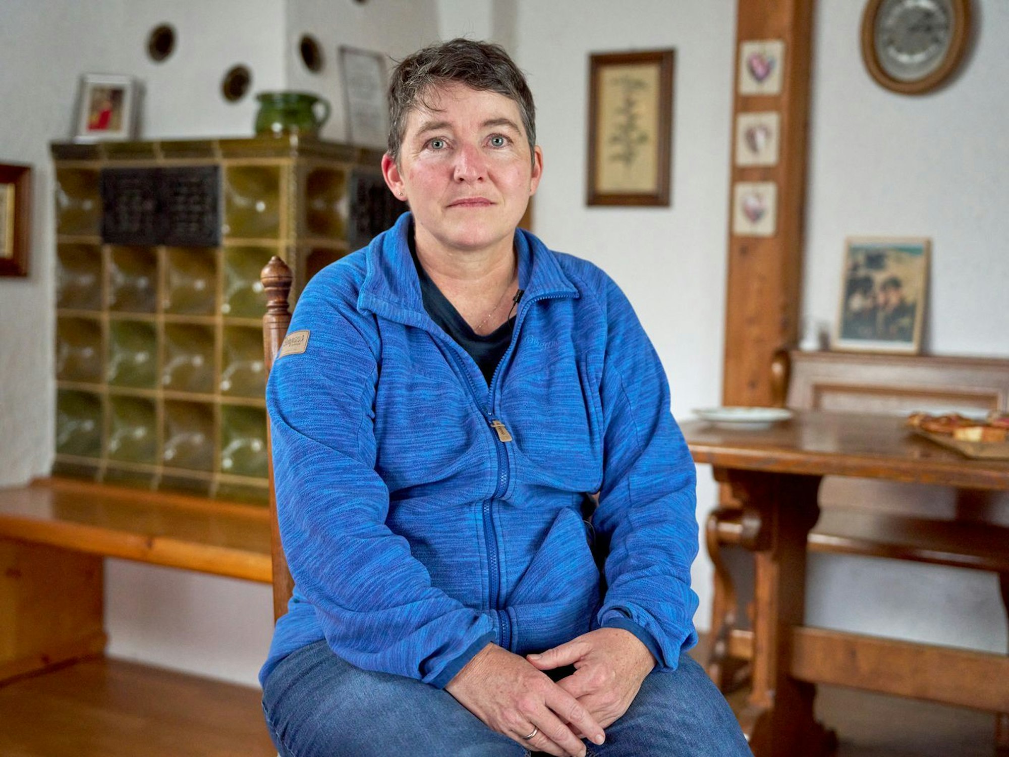 Iris T. erinnert sich noch genau an den Tag, als ihr Sohn festgenommen wurde: „Dann steht man erstmal da und denkt sich, man ist im falschen Film.“ (Bild: NDR/Thomas Bresinsky)