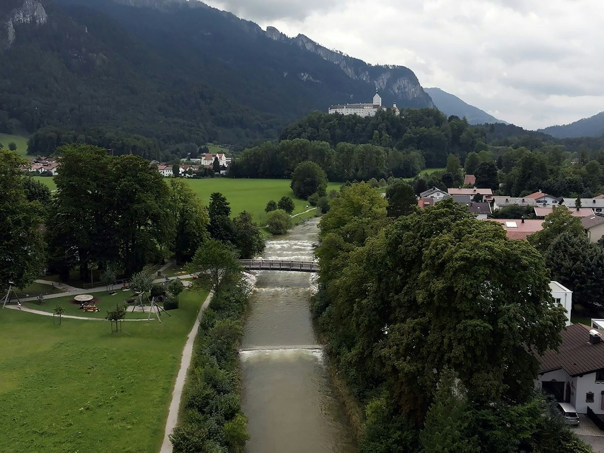 Hier, an der Prien, wurde am 3. Oktober Hanna W.s Leiche gefunden. Sie trieb rund zwölf Kilometer durchs Wasser. (Bild: NDR/Thomas Bresinsky)