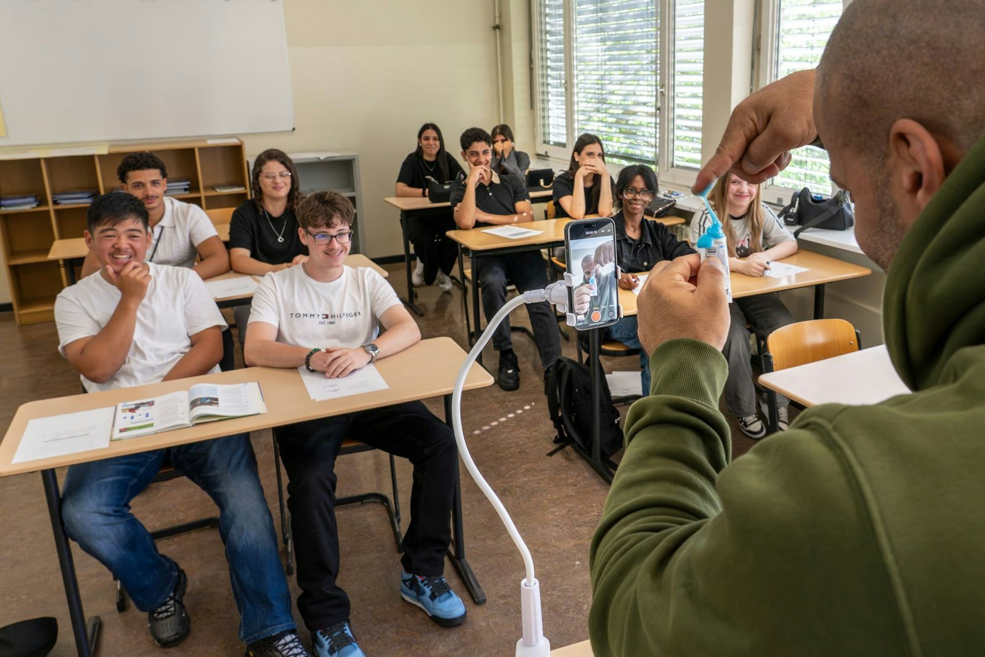 Herr Reff will seinen Schülern beibringen, an sich selbst zu glauben. (Bild: ZDF/Johannes Kramer, Honorarfrei)