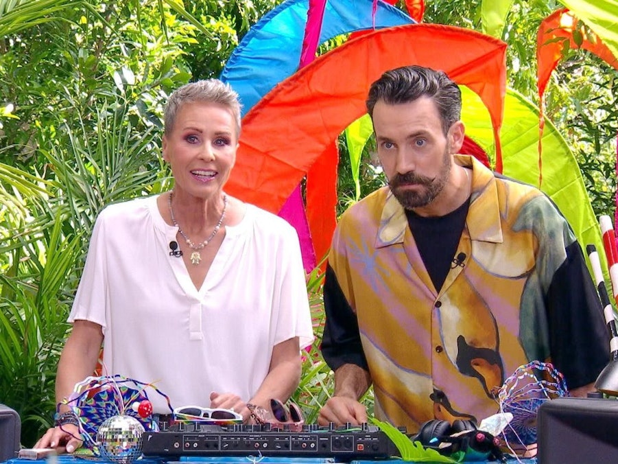 Die Moderatoren Sonja Zietlow und Jan Köppen trauen ihren Ohren und Augen nicht. Denn vor der Prüfung hat Ariel was zu sagen ... (Bild: RTL)