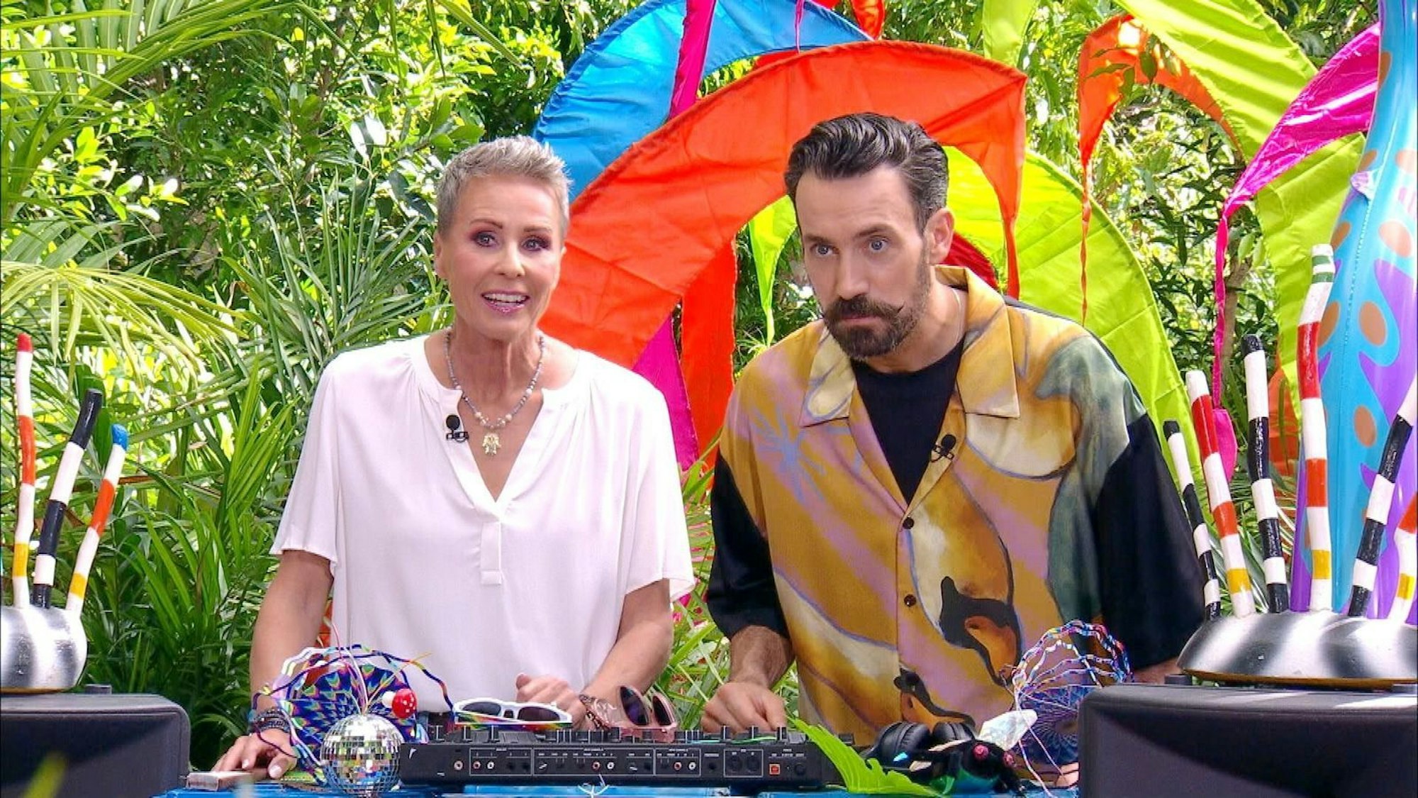 Die Moderatoren Sonja Zietlow und Jan Köppen trauen ihren Ohren und Augen nicht. Denn vor der Prüfung hat Ariel was zu sagen ... (Bild: RTL)