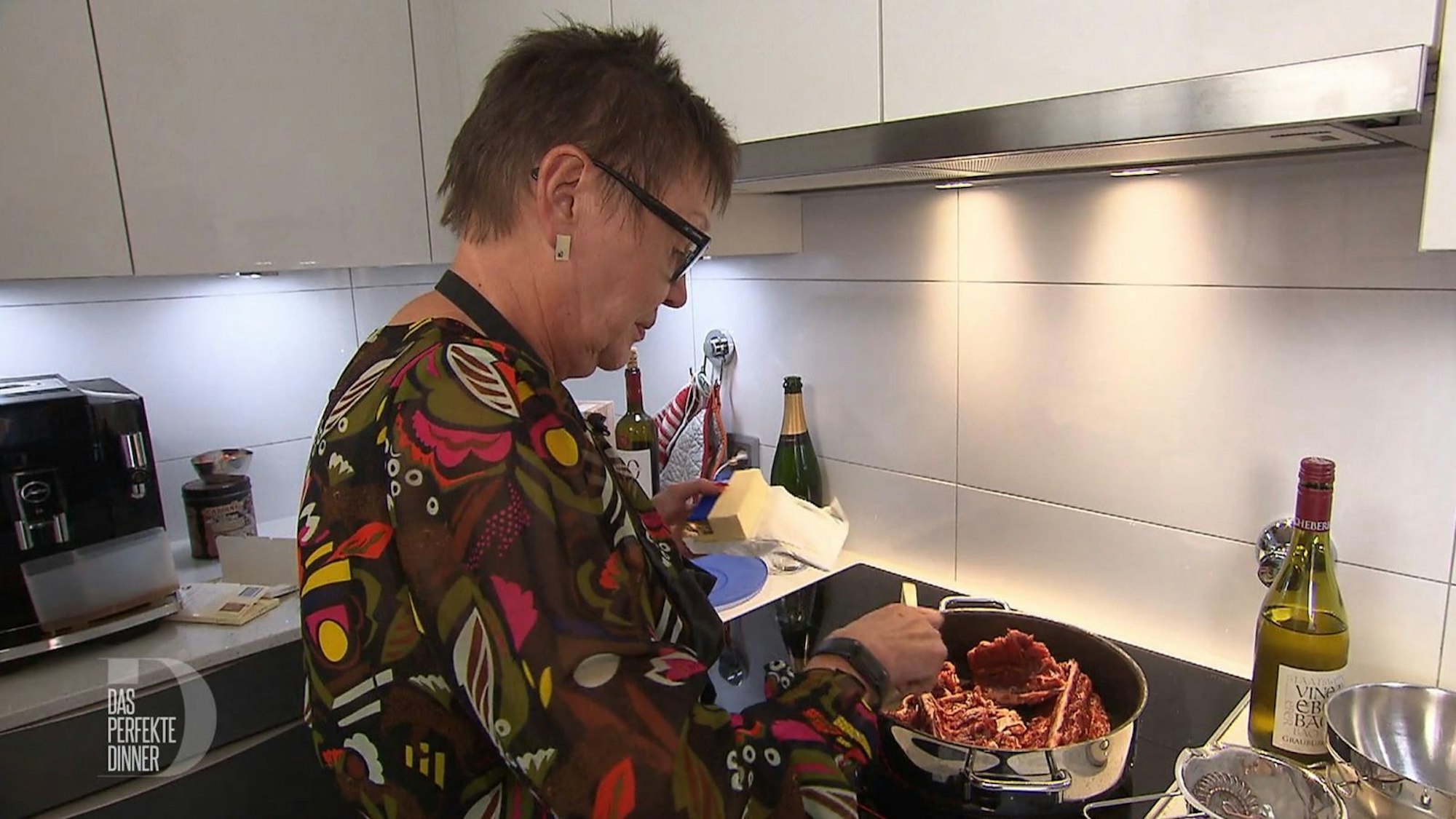 Alida setzt die Soße zum Rehbraten an. (Bild: RTL)