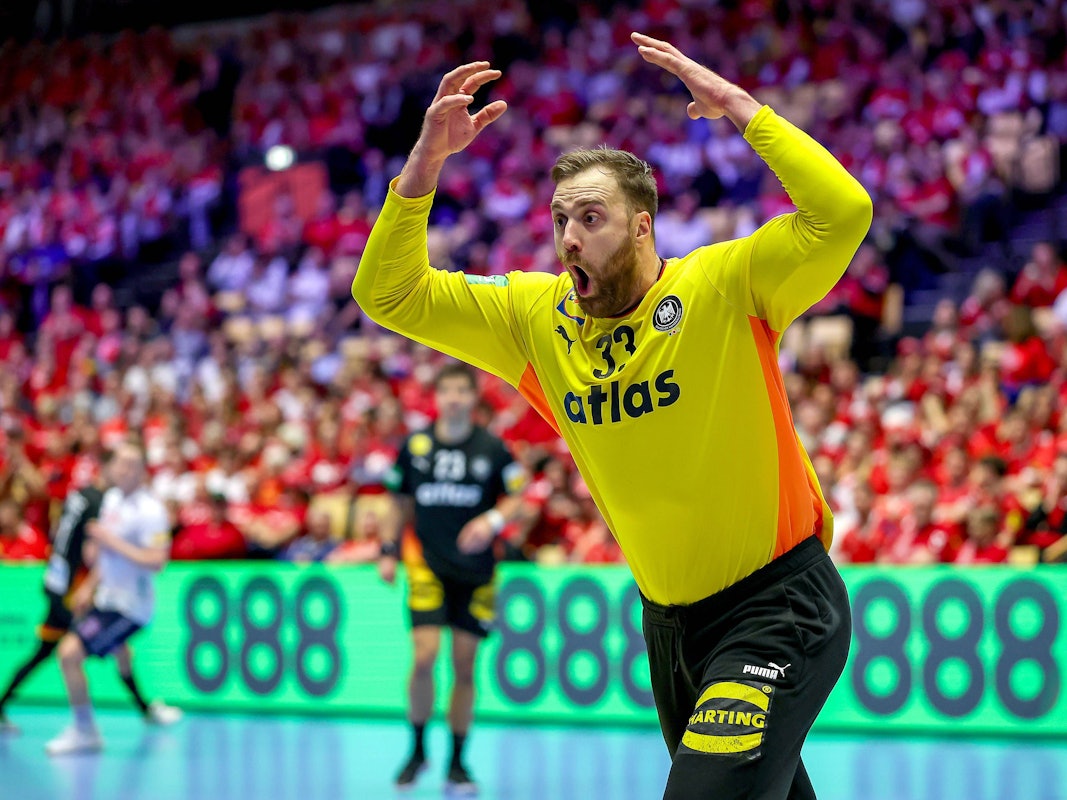 Andreas Wolff hält sich die Hände über den Kopf.