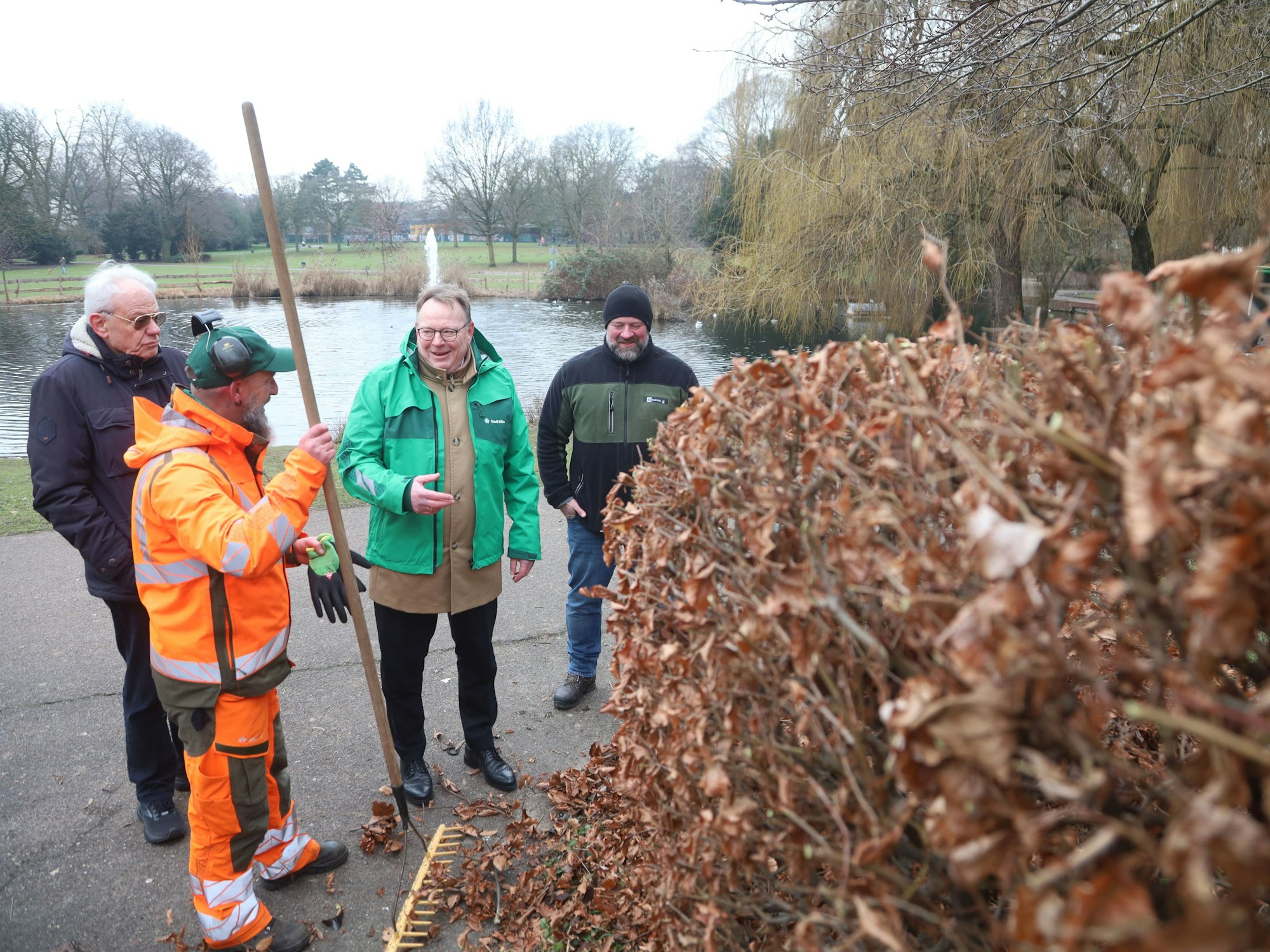 Im Rahmen der Aktionswoche „Ordnung und Sauberkeit in den Veedeln“ besuchte Oberbürgermeister Torsten Burmester den Mülheimer Stadtgarten.