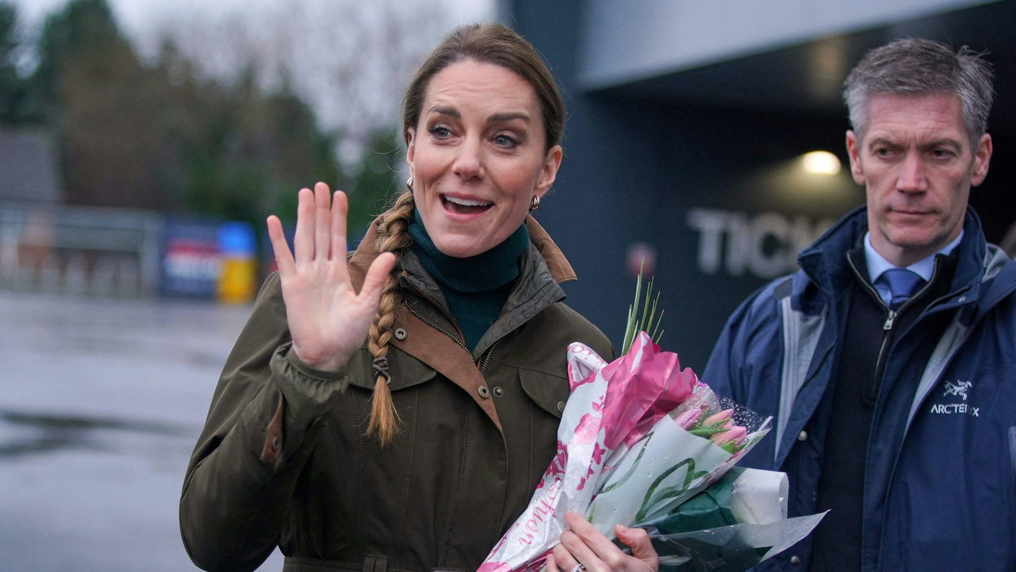 Kate Middleton zeigt sich mit Zopf.