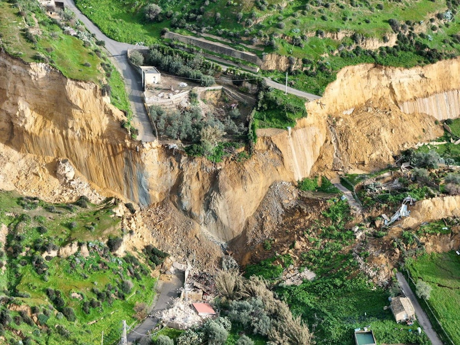 Erdrutsch zerstört ländliche Landschaft und Wege