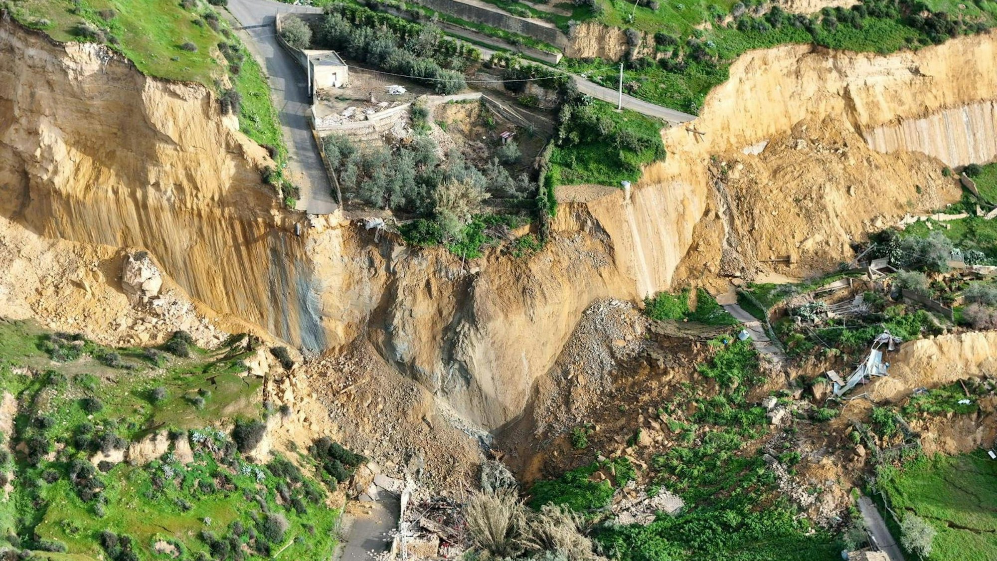 Erdrutsch zerstört ländliche Landschaft und Wege