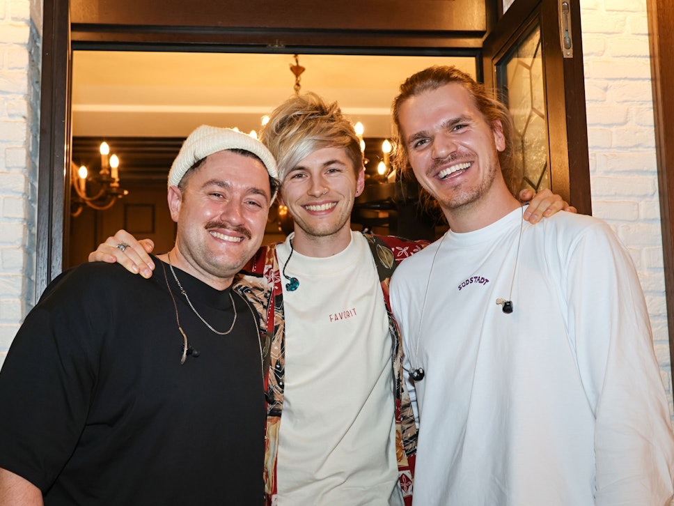 Die Band Favorit steht zum Gruppenfoto zusammen.