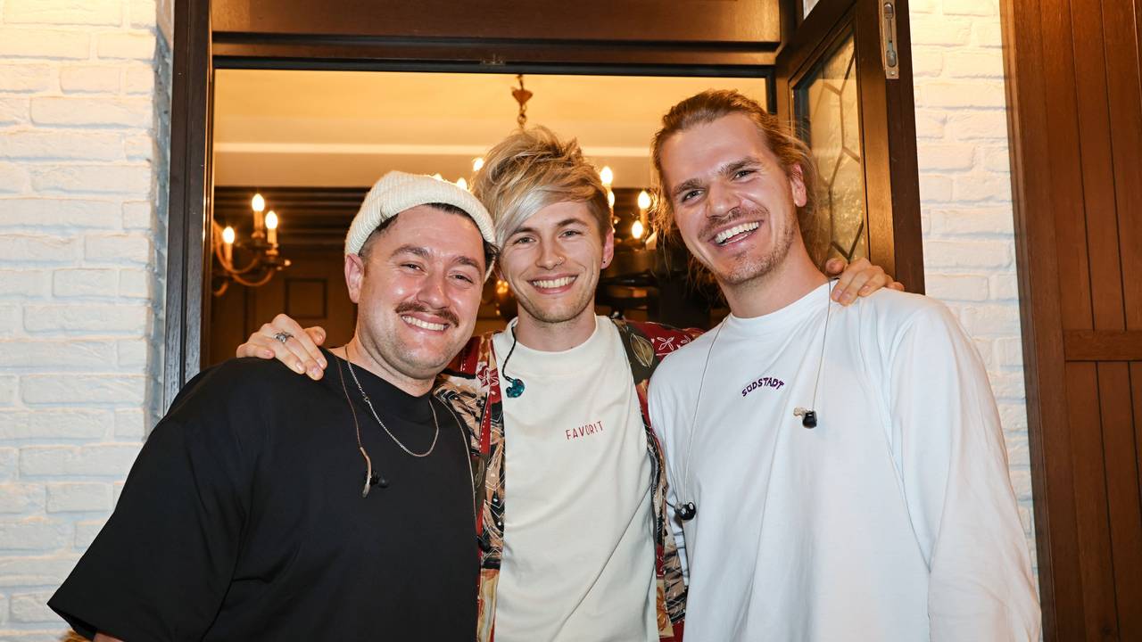 Die Band Favorit steht zum Gruppenfoto zusammen.
