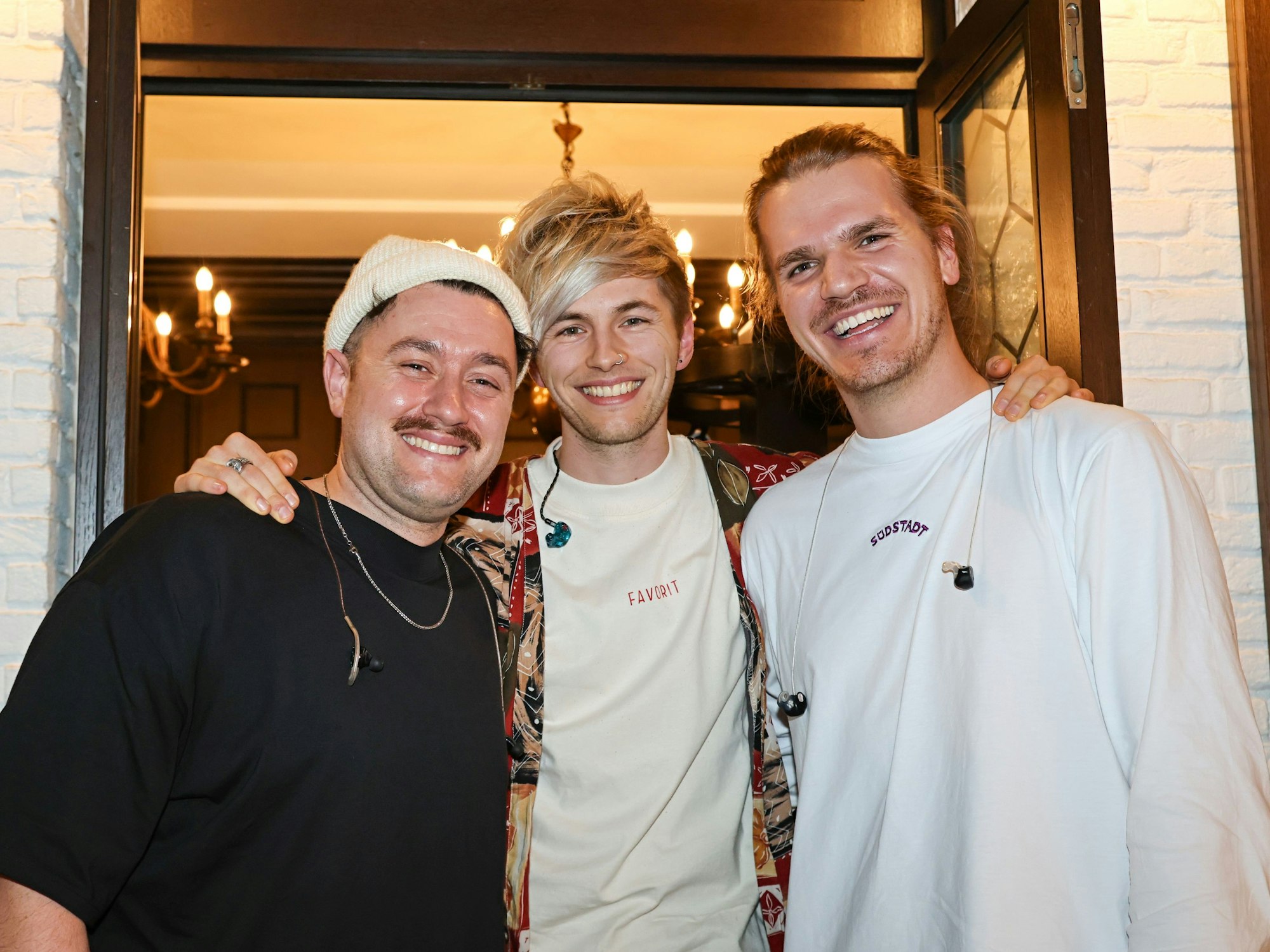 Die Band Favorit steht zum Gruppenfoto zusammen.