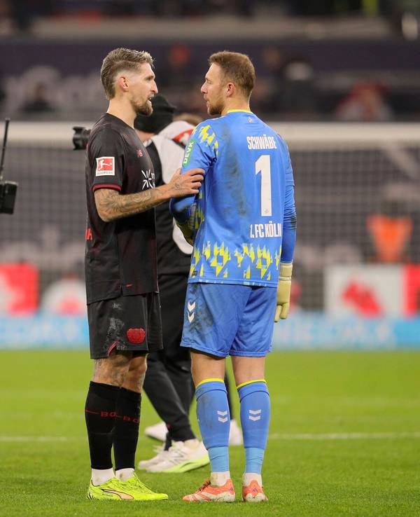 Robert Andrich spricht mit Marvin Schwäbe nach dem Spiel.