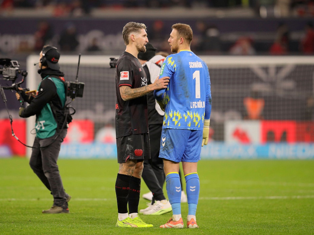 Robert Andrich spricht mit Marvin Schwäbe nach dem Spiel.