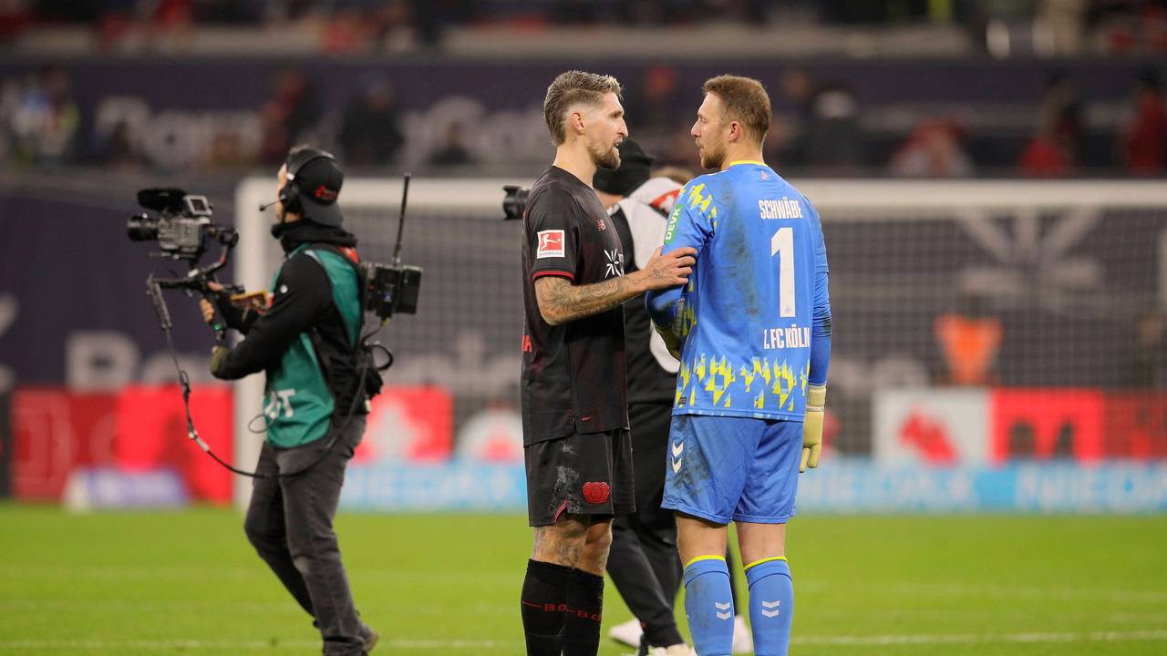 Robert Andrich spricht mit Marvin Schwäbe nach dem Spiel.