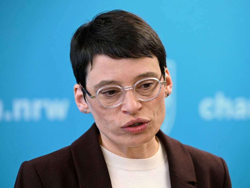 Josefine Paul (Bündnis 90/Die Grünen) Ministerin für Integrations in Nordrhein-Westfalen, erklärt in ihrem Ministerium ihren Rücktritt.