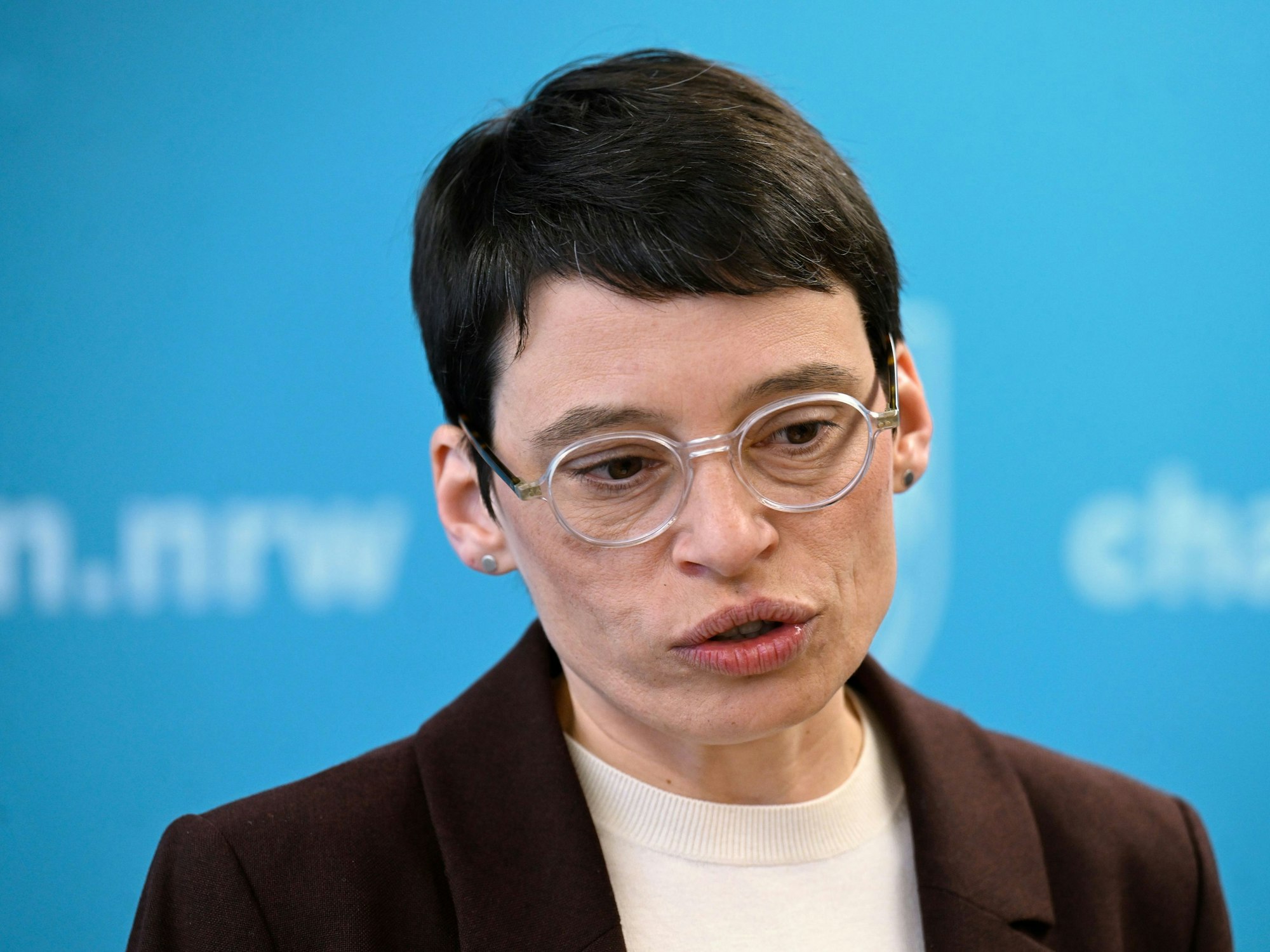 Josefine Paul (Bündnis 90/Die Grünen) Ministerin für Integrations in Nordrhein-Westfalen, erklärt in ihrem Ministerium ihren Rücktritt.