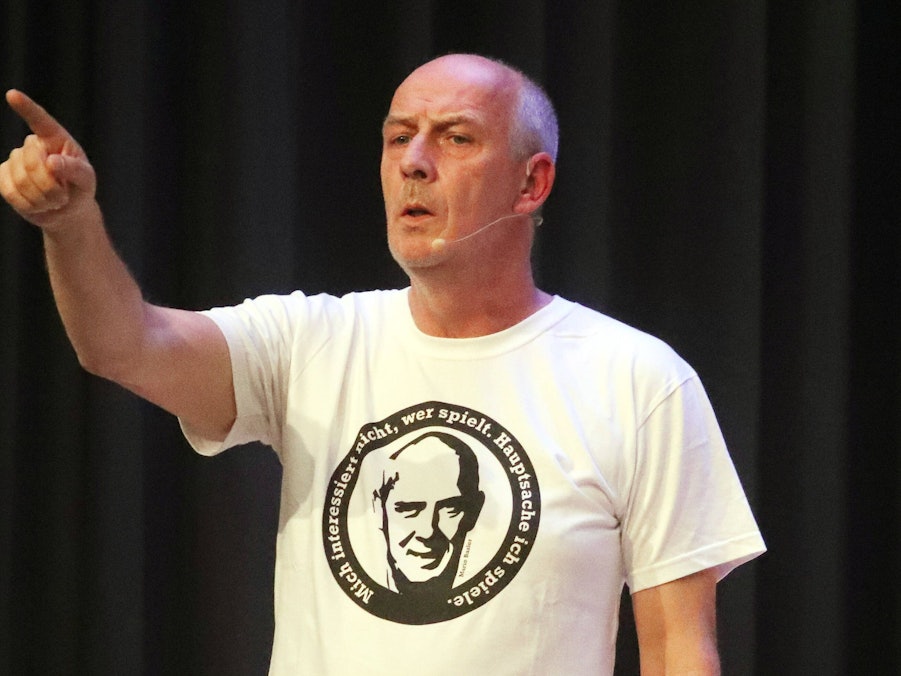 Mario Basler bei einem Live-Auftritt auf der Bühne.