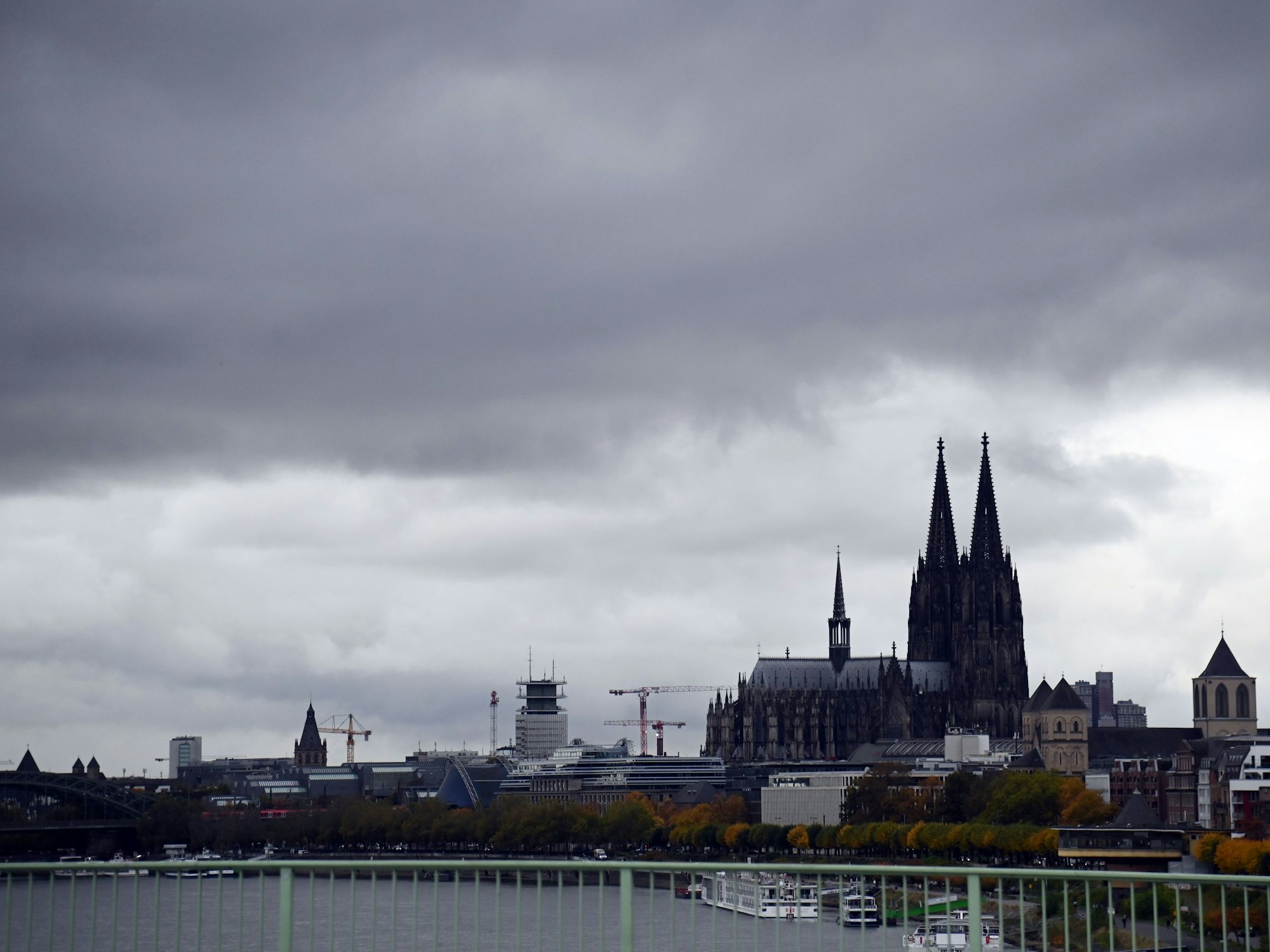 Wolkenhimmel über dem Kölner Dom