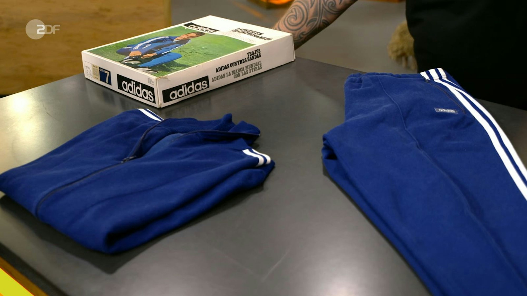 Stefan rettete den Trainingsanzug seines Schwiegervaters vor der Wegwerf-Wut seiner Gattin Gudrun. (Bild: ZDF)