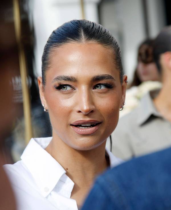 Amira Aly im weißen Hemd