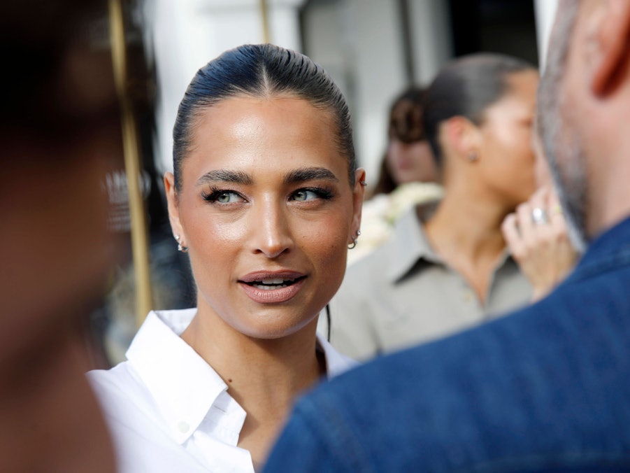 Amira Aly im weißen Hemd